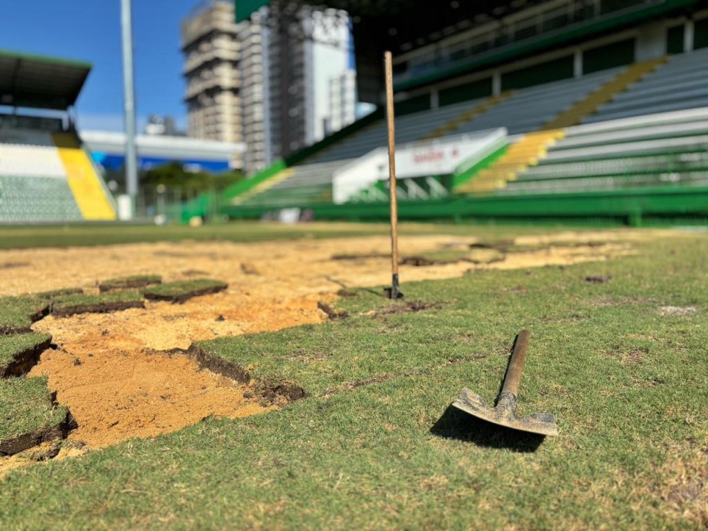 Gramado da Arena Condá começa a ser retirado para instalação de grama