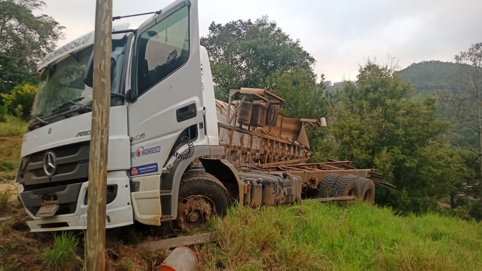 Caminhão fica sem freios e sai da pista no interior de Seara Oeste Mais