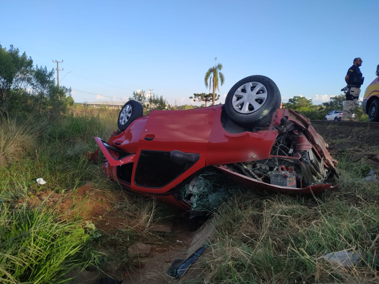 Carro Sai Da Pista E Capota As Margens Da Br Em Faxinal Dos Guedes