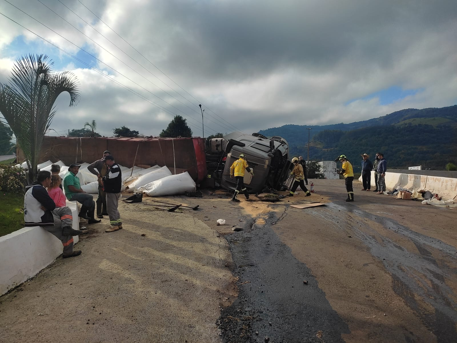 VÍDEO Tombamento de carreta deixa duas pessoas feridas no Goio Ên