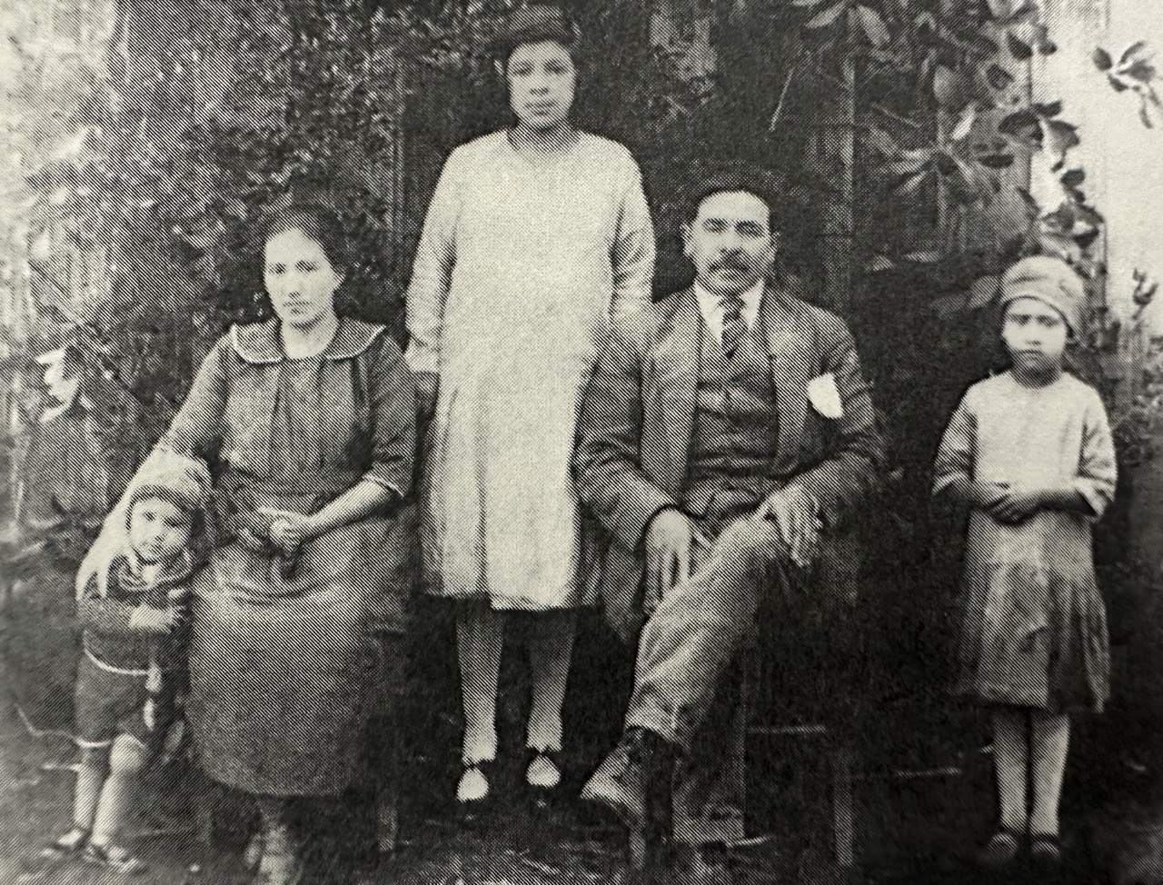 Em&iacute;lio Acunha, a esposa e duas filhas pequenas, al&eacute;m de uma cuidadora. Filha ca&ccedil;ula, Tereza ainda n&atilde;o tinha nascido (Foto: Arquivo pessoal)