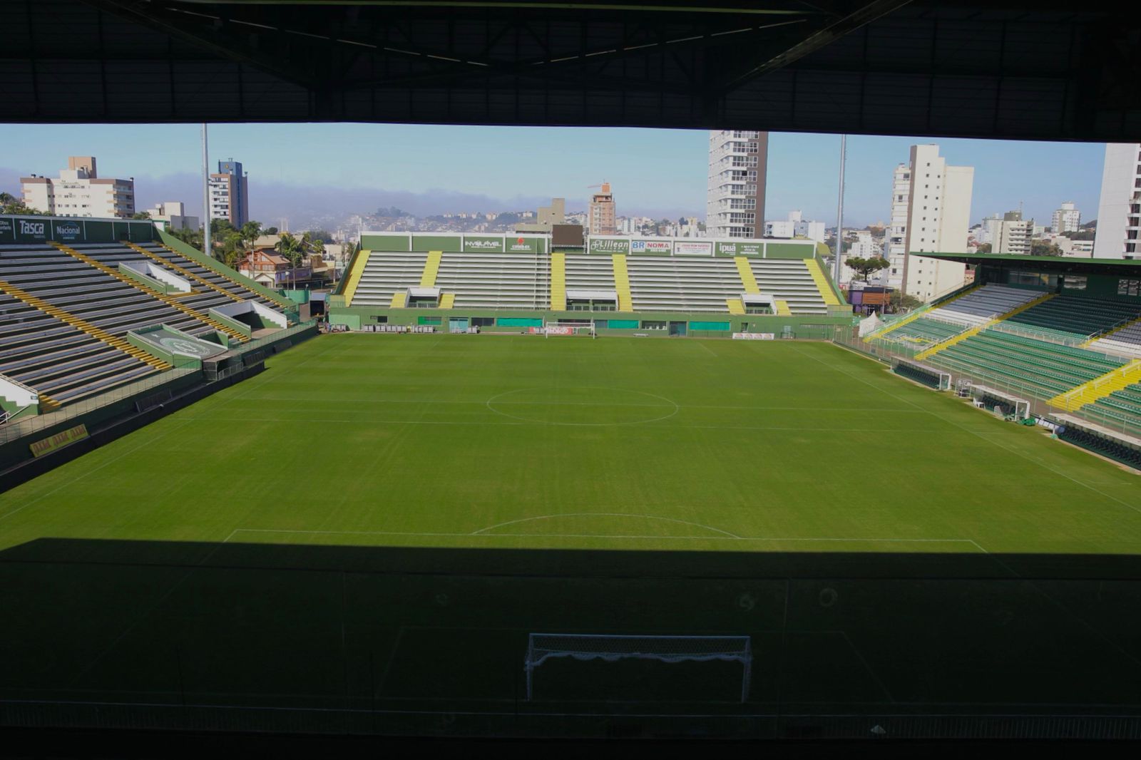 Com investimento de quase R$ 15 milhões, obras na Arena Condá estão 77% ...