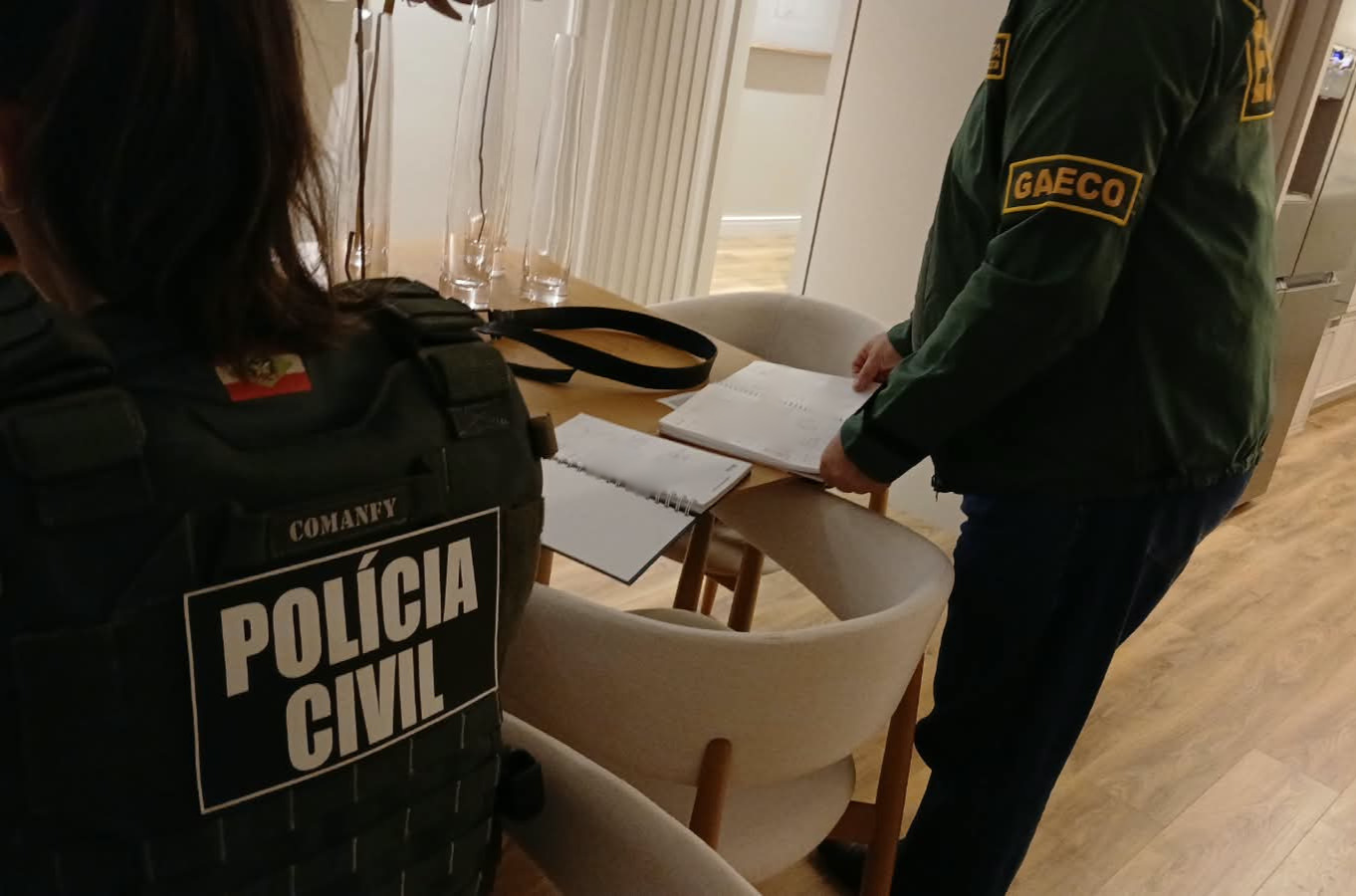 Equipes do Gaeco e da Polícia Civil durante ação da Operação Mercado Oculto (Foto: Ministério Público de Santa Catarina)