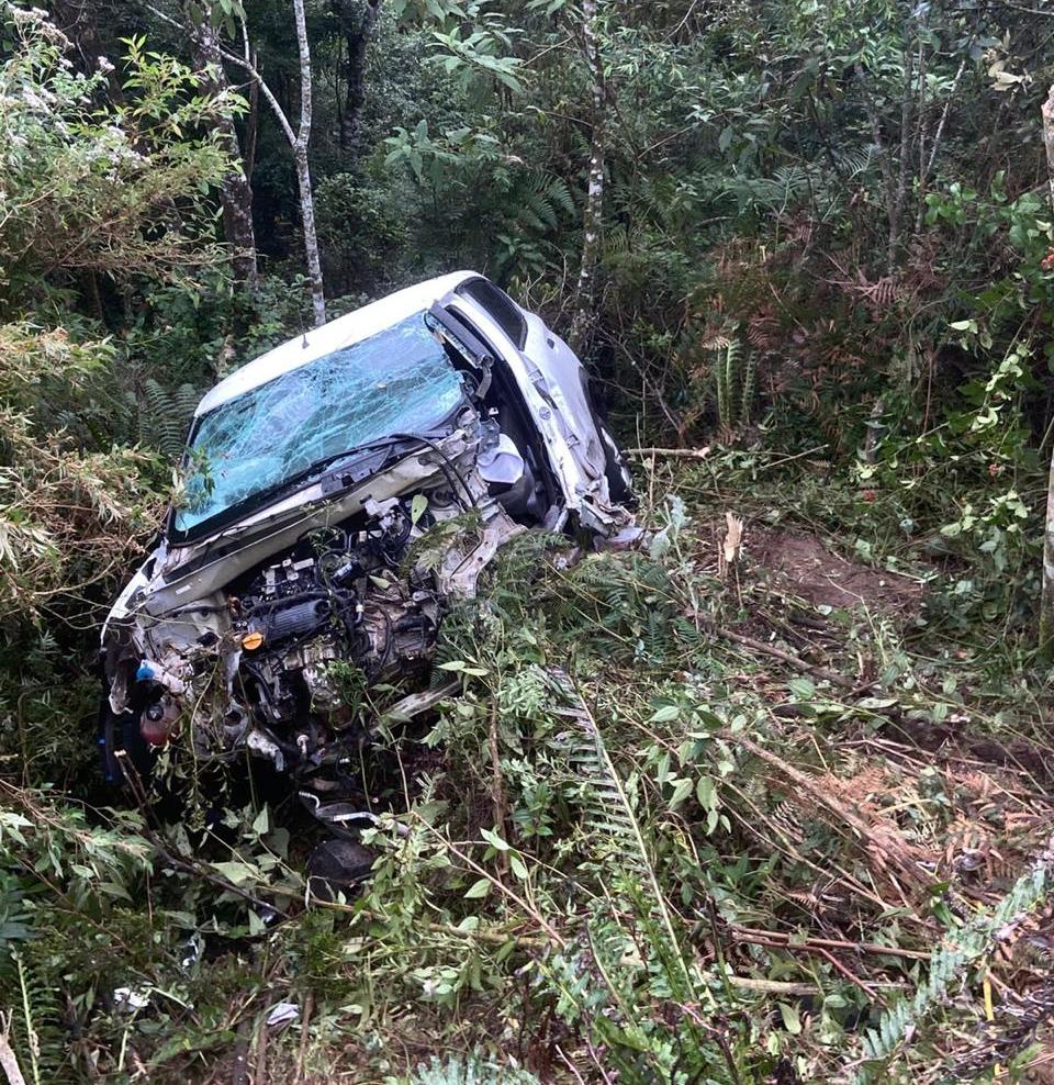 Acidente entre carro e carreta deixa casal e adolescente gravemente ...