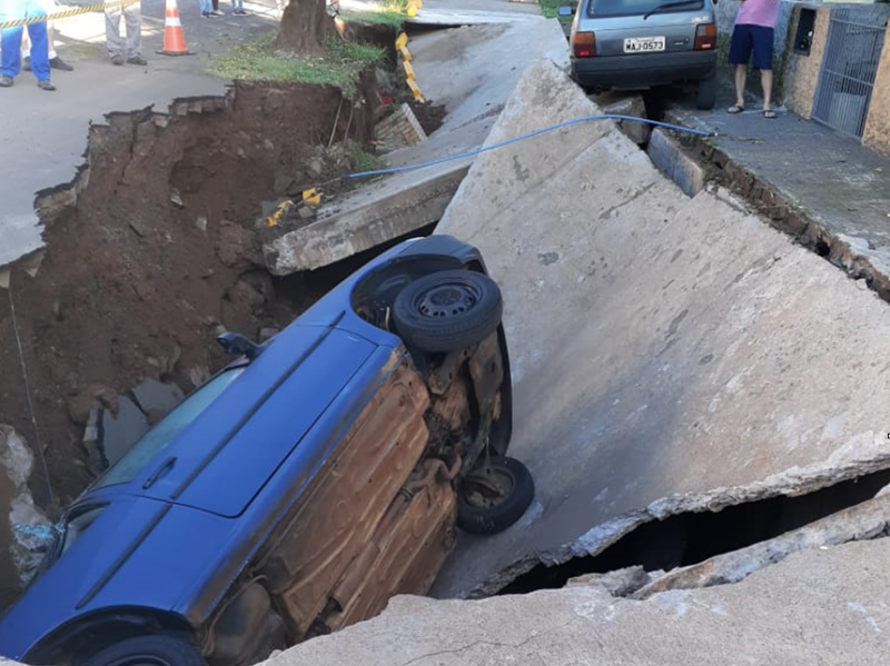 Carro é engolido por cratera no centro de Lacerdópolis