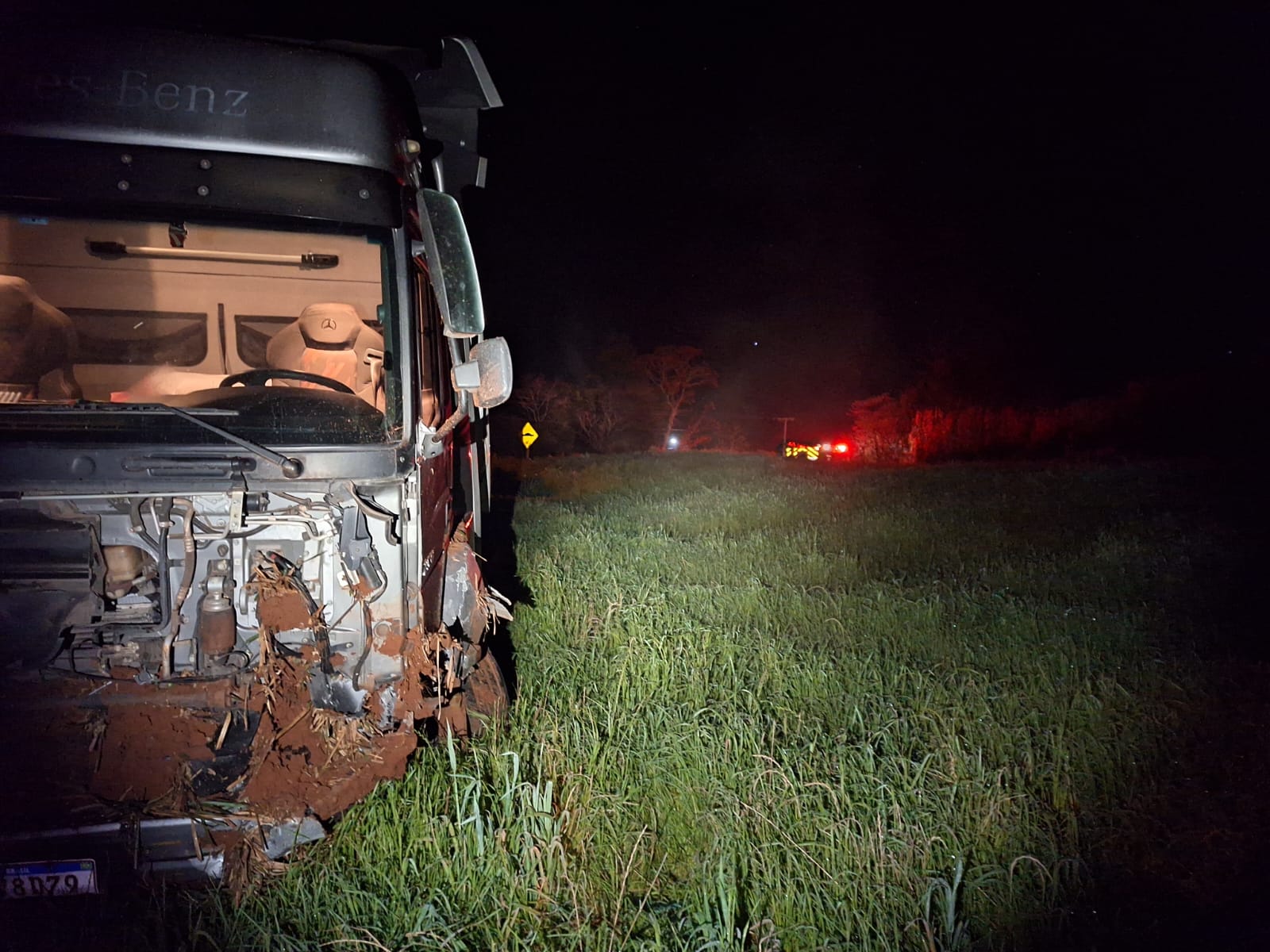 Motorista ‘dorme ao volante’ e sai da pista com carreta carregada de ...